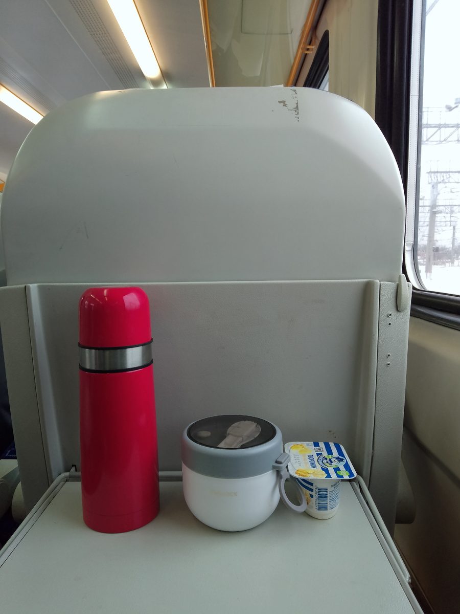 Фото автора. Ещё есть в сумочке протеиновые батончики и сушенные фрукты. Всё-таки долго мне ехать. В одну сторону занимает около 3 часа. 