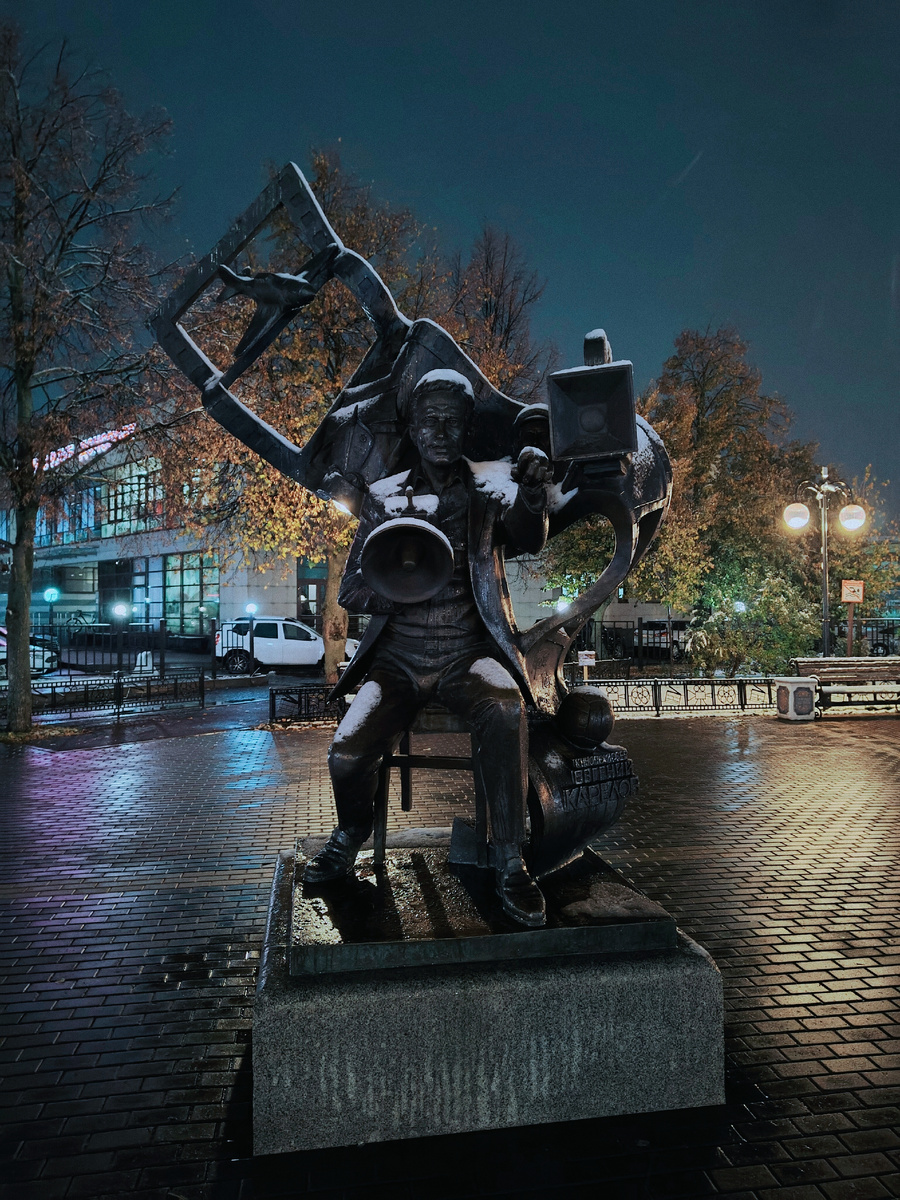 Скульптурный монумент Е. Карелову (фото автора)