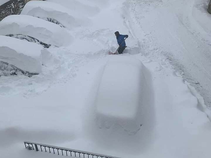 Снежный Апокалипсис: Почему Небо Решает Вылить на Нас Огромные Порции Снега?