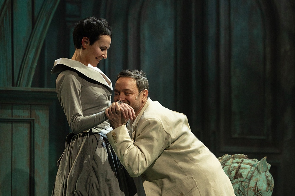    Карандышев (Алексей Гришин) счастлив, что Лариса (Ирина Апексимова) ответила ему согласием. / предоставлено Театром на Таганке