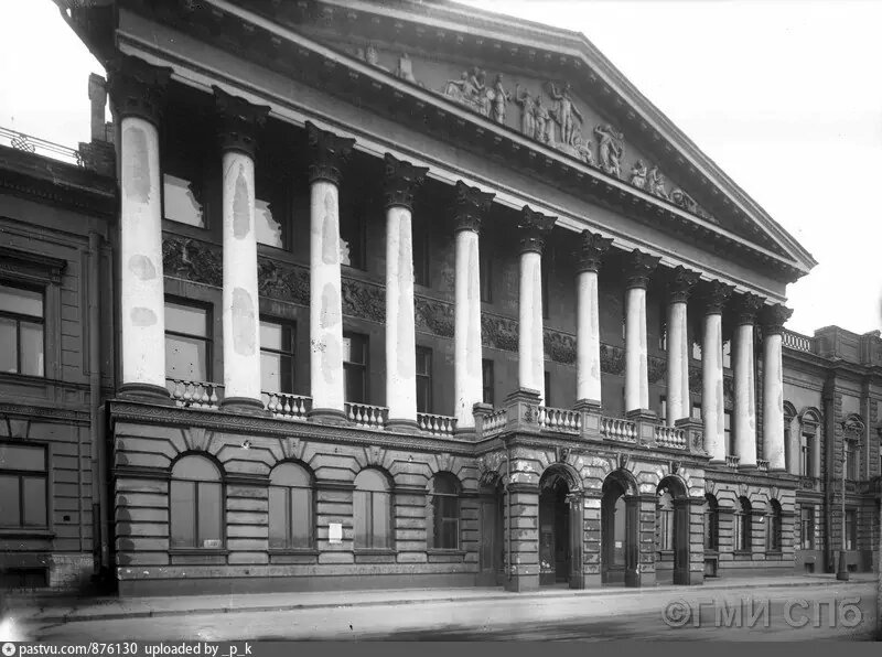 Фасад особняка Руменцева на Английской набережной 