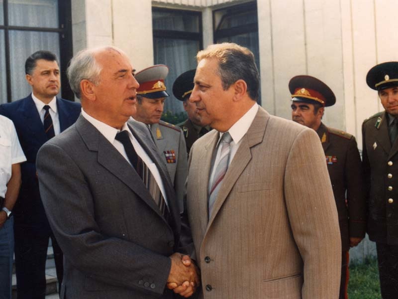 Президент СССР Михаил Горбачев и глава Крымского обкома КПСС Николай Багров, 1990 г.