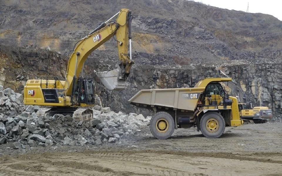    Гранит, кроме прочего, используется при дорожных работах. Фото: Телеграм / Владимир Ежиков