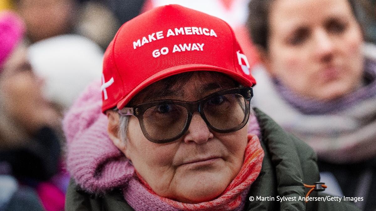 Производители политического мерча в выигрише в любой ситуации. Россия в этом конфликте жабогадюк, пожалуй, тоже может неистово болеть за обе команды.