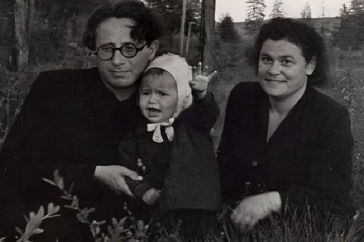 Ефим Шифрин в детстве с родителями. Фото: личный архив