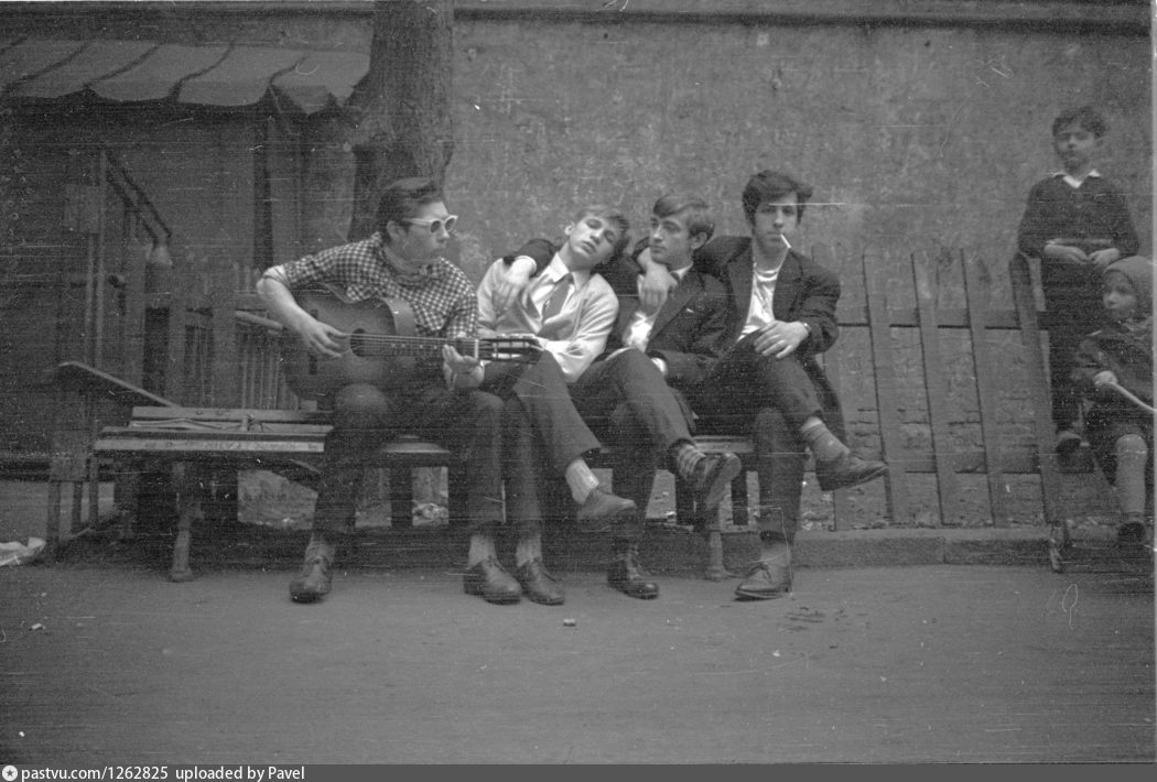 Во дворе. 1962-1963 год. Автор: Трекало Сергей Васильевич.