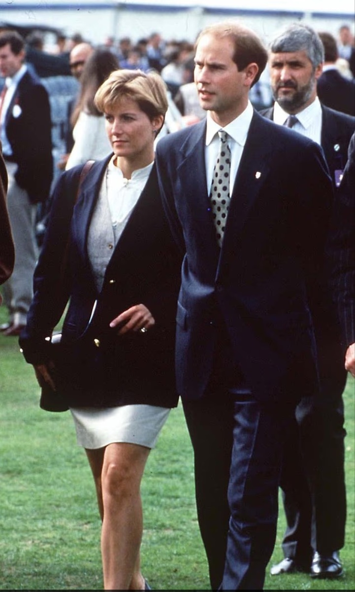 Когда принц Эдвард (справа) искал подарки для своей тогдашней подруги Софи Рис-Джонс (слева) на её 29-летие, он отошёл от щедрых подарков, обычно ожидаемых от членов королевской семьи.