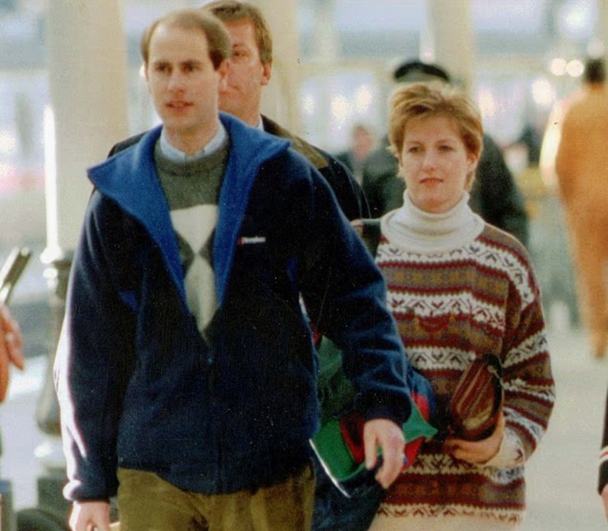 По словам королевского биографа Шона Смита, чемодан был, надо признать, «очень элегантным» и даже имел инициалы Софи на крышке. «Но он вряд ли был предназначен для того, чтобы покорить сердце девушки», — добавил он в своей книге «Софи: Спасение королевской семьи». На фото: Эдвард и Софи в 1994 году.