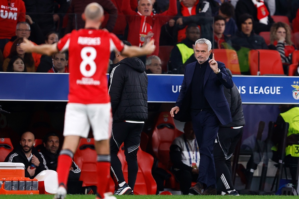    Жозе Моуринью не согласен с критиками, которые считают, что он не сможет вывести "Бенфику" в плей-офф ЛЧ. / Getty Images