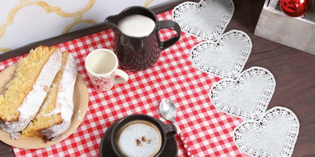 7 изделий крючком для украшения интерьера. Все они содержат узор или рисунок с сердечками