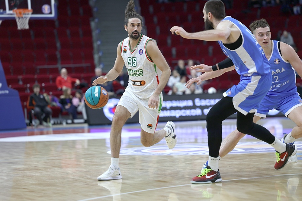    От Алексея Шведа (слева) всегда можно ждать чего-то нестандартного. А это именно то, что ценится на Матчах звезд. / VTB League