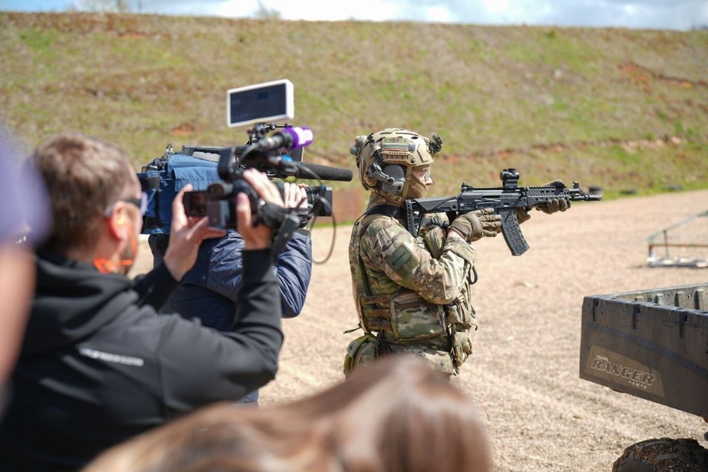    Автомат АК-12К только начал поступать в зону СВО. Первые отзывы от бойцов об оружии положительные. / АО "Концерн "Калашников"
