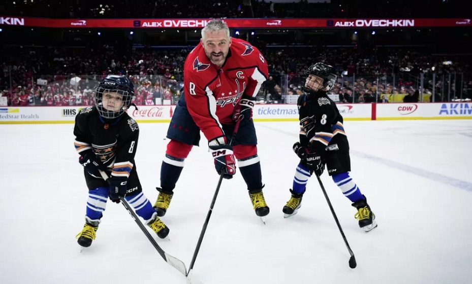    Овечкин перед матчем с «Виннипегом» провел разминку со своими сыновьями. Фото: ХК «Вашингтон Кэпиталз»