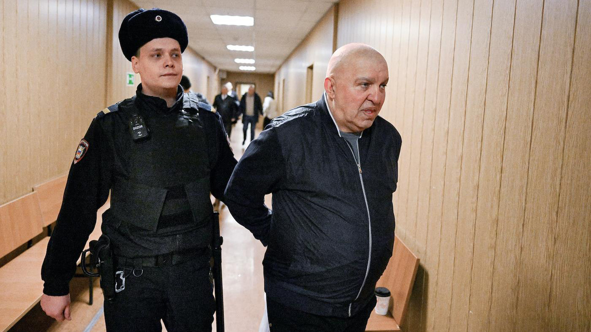   Антон Великжанин / Коммерсантъ- Сергей Милейко (справа) перед началом заседания