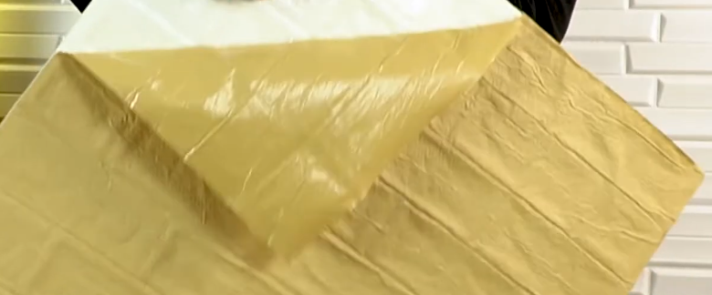 Клеющися слой.