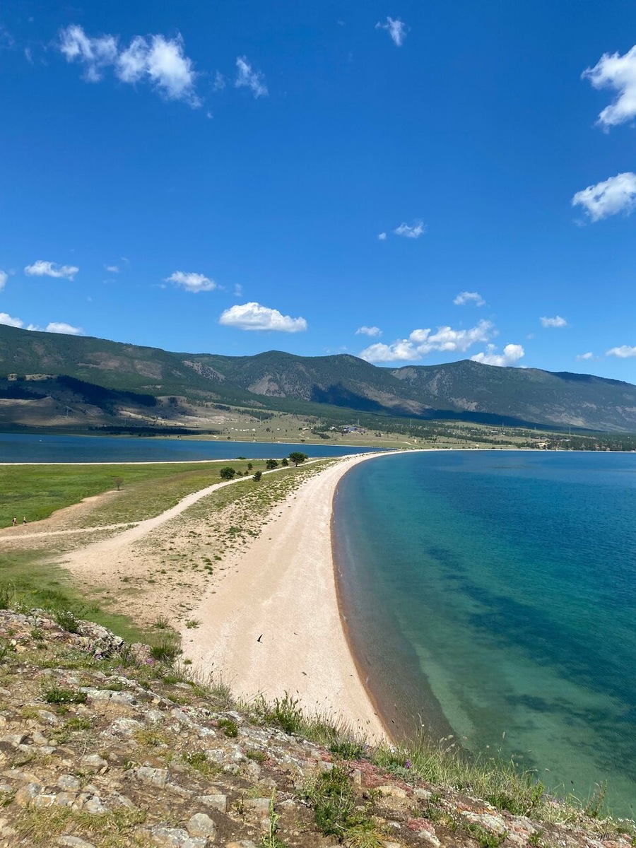 Лесопарк «Мыс Уюга» - это живописное место на берегу Байкала, где можно насладиться красивыми видами и свежим воздухом (листайте далее)