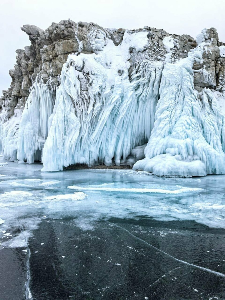 Лесопарк «Мыс Уюга» - это живописное место на берегу Байкала, где можно насладиться красивыми видами и свежим воздухом (листайте далее)