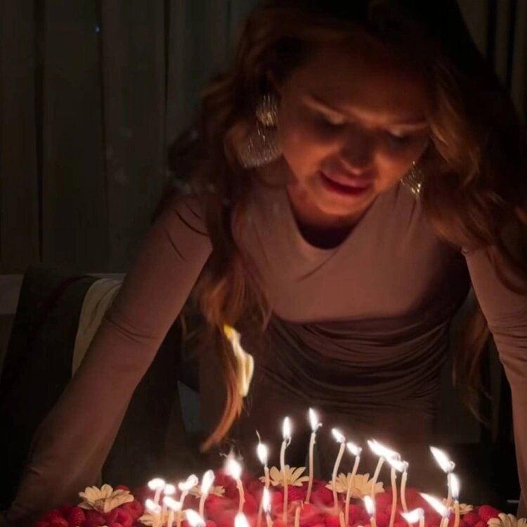 Волосы Стефании Маликовой загорелись от праздничных свечей. Источник: Instagram* Стефании Маликовой (запрещенная в России соцсеть; принадлежит компании Meta, признанной экстремистской организацией и запрещенной в РФ)📷
