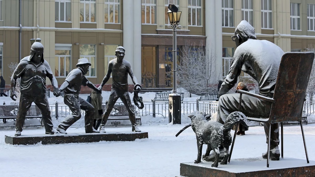 Памятник Леониду Гайдаю в Иркутске