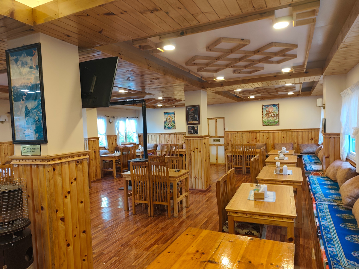 Обеденный зал в «Namaste Lodge» 