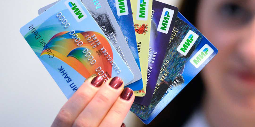 Карты подорожали незаметно: банки переписали тарифы. Чего ждать держателям в этом году