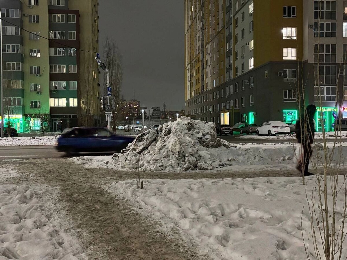    Снежные кучи в ЖК «Дубки» высотой с человека   56orb.ru