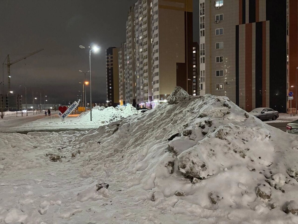    Снежные кучи в ЖК «Дубки» высотой с человека   56orb.ru