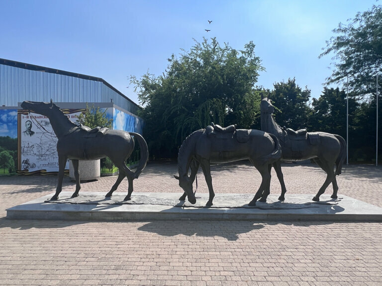 Часть композиции с лошадьми. Фото из открытых источников