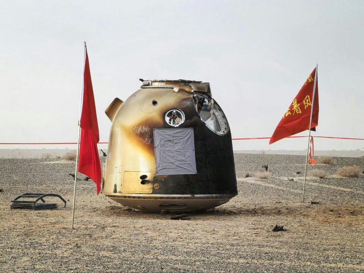 Спускаемый аппарат «Шэньчжоу-20». Повреждённый иллюминатор закрыт, сверху виднеется люк телескопической антенны (уже убрана), справа виден пустой парашютный контейнер. Credit: CMSA.