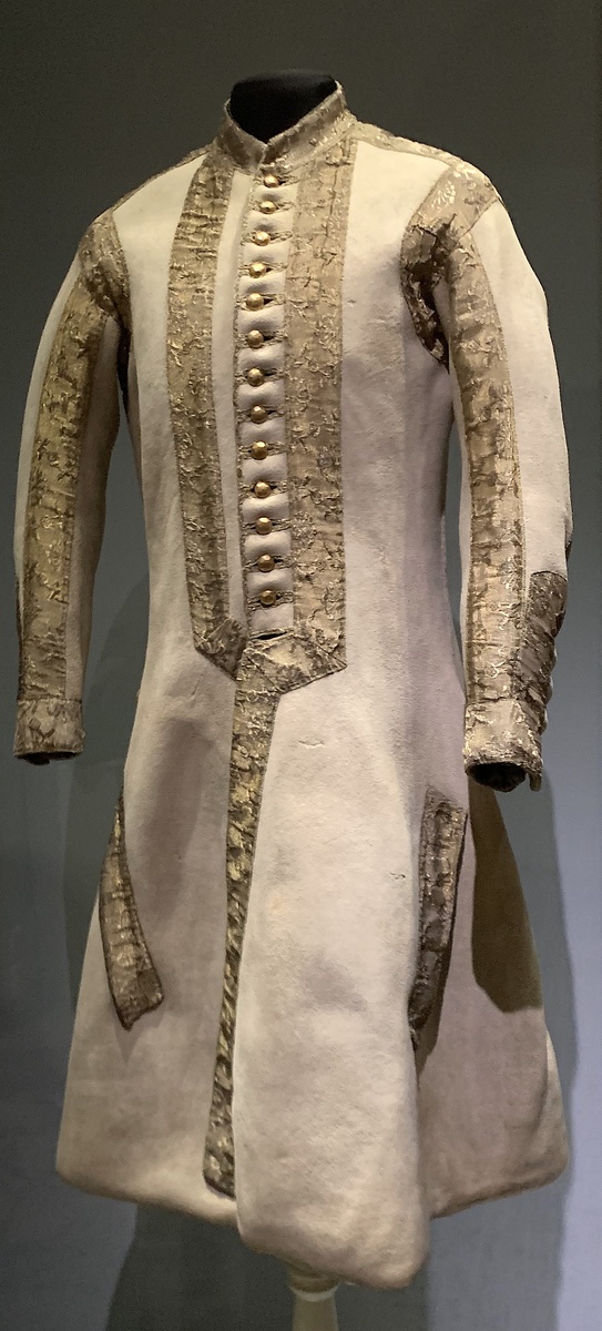 Кожаный колет. Принадлежал царю Петру I. Западная Европа. Ткань подкладка - Китай. Лосиная кожа, камка, золоченые шнур и галун, медь, плетение, золочение. Государственный Эрмитаж  
