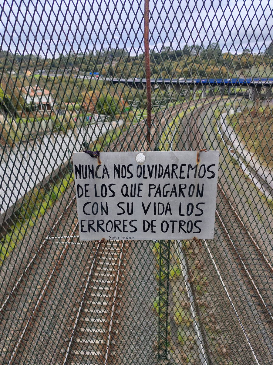 Мост над путями на окраине Сантьяго-де-Компостела. "Мы никогда не забудем тех, кто заплатил жизнью за ошибки других"