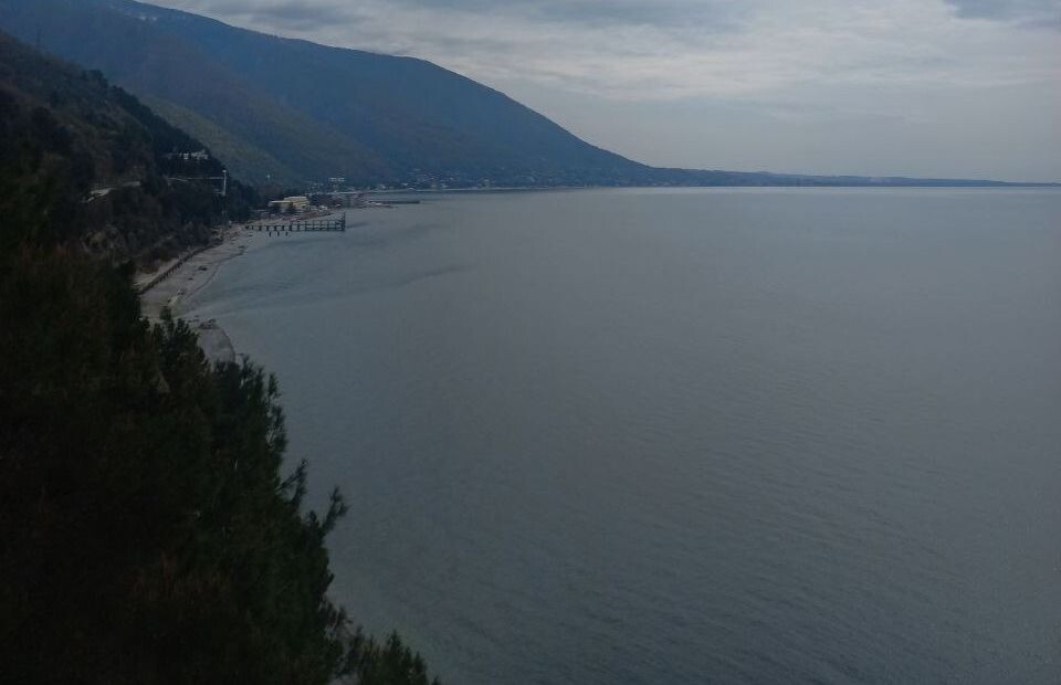    Абхазия. Место, где самая маленькая река в мире Репруа впадает в Черное море. . Источник: Олеся Веселкова / "Толк"