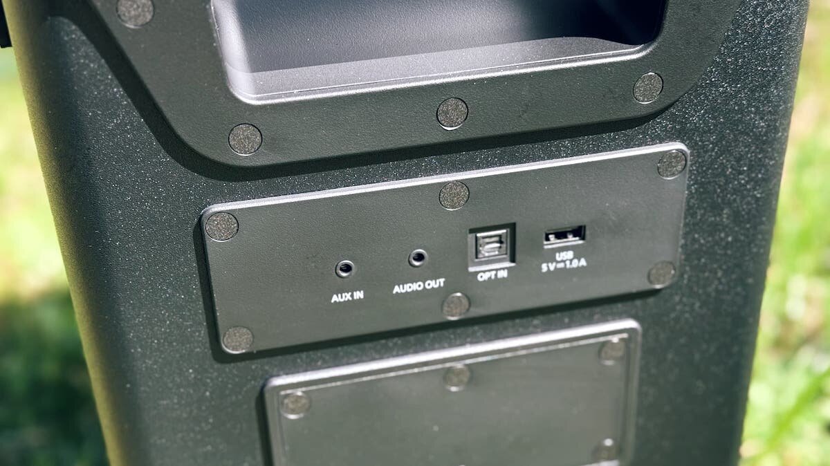 Выход Audio-Out для соединения с другими колонками BMAX серии / Фото Panasonic Global