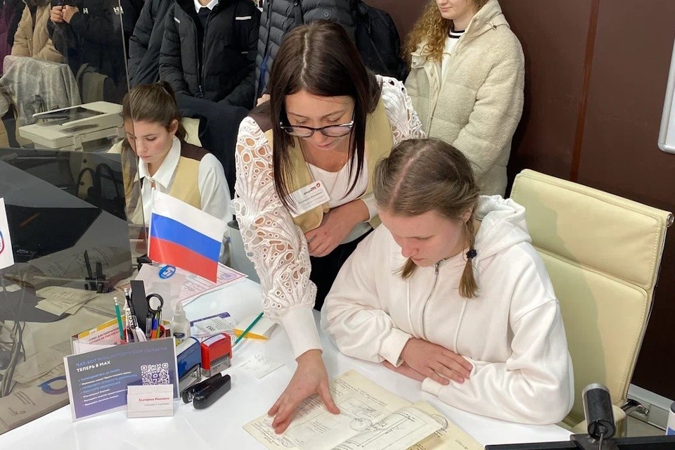   Эта профориентационная экскурсия стала первой для школьников в МФЦ Херсонской области Фото: ЕР