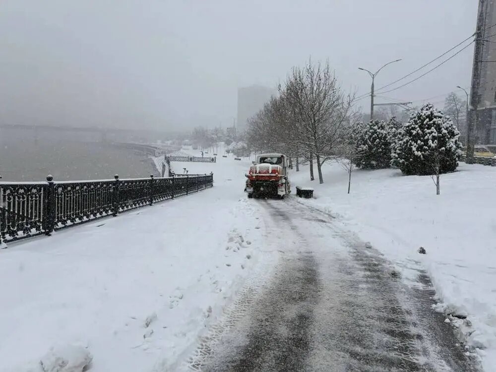 В течение суток, 12-13 января, на расчистку снега на Кубани вышли 350 единиц техники // Фото: телеграм-канал Евгения Наумова