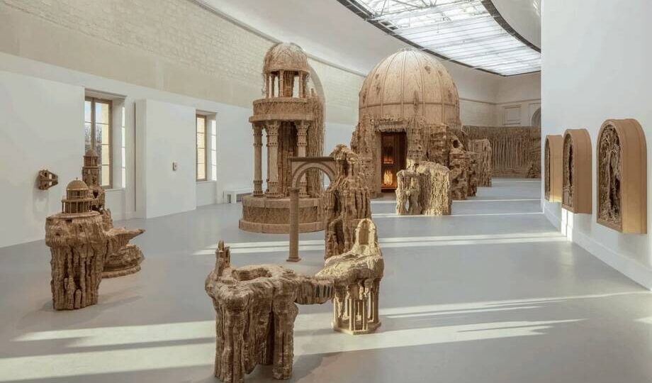 12 картонных чудес: как художница превратила обычный картон в древний Рим