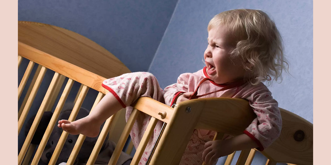 Двухлетняя девочка застряла головой в кровати и погибла: как уберечь ребёнка от домашней мебели