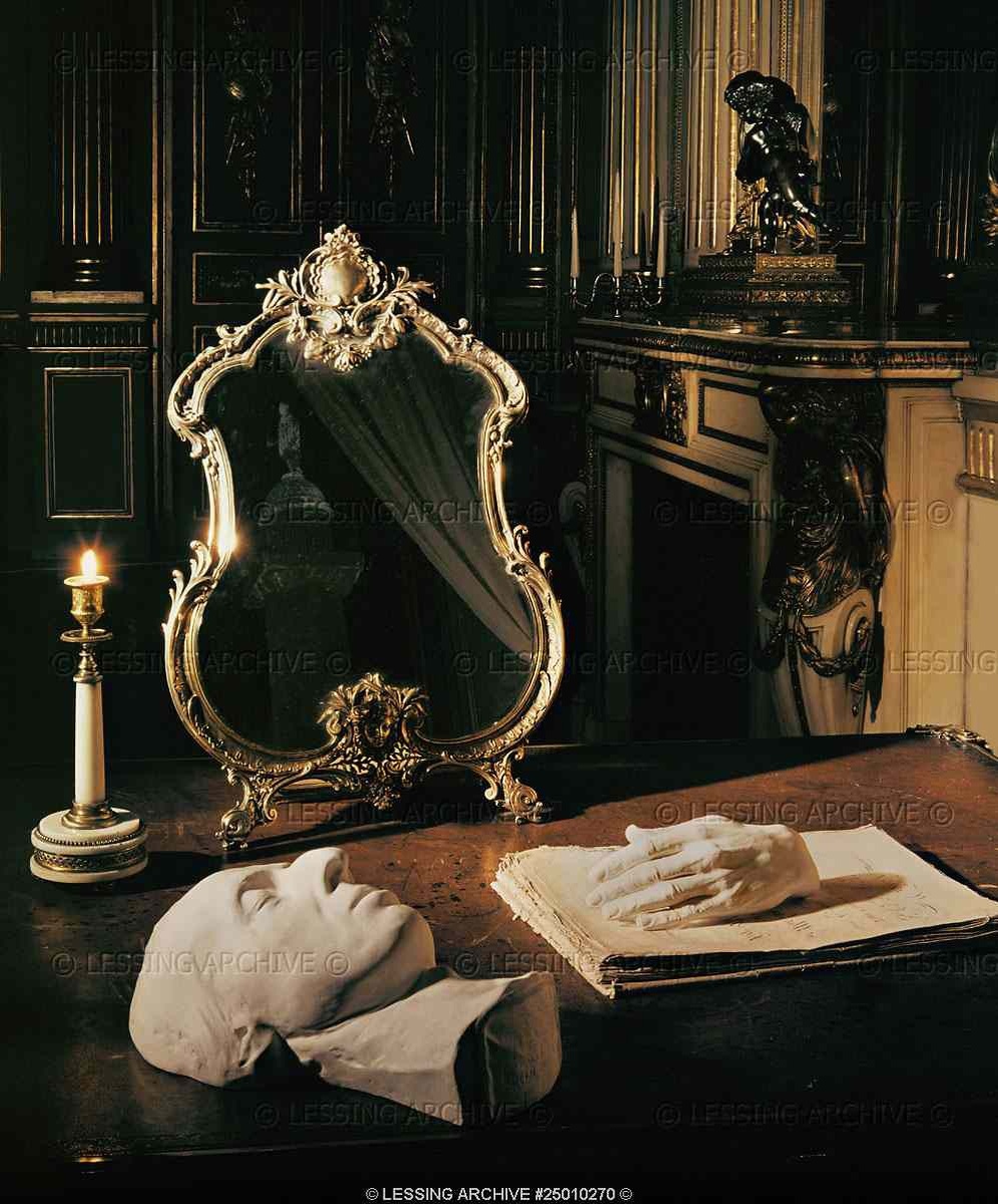 Посмертная маска и слепок руки композитора.