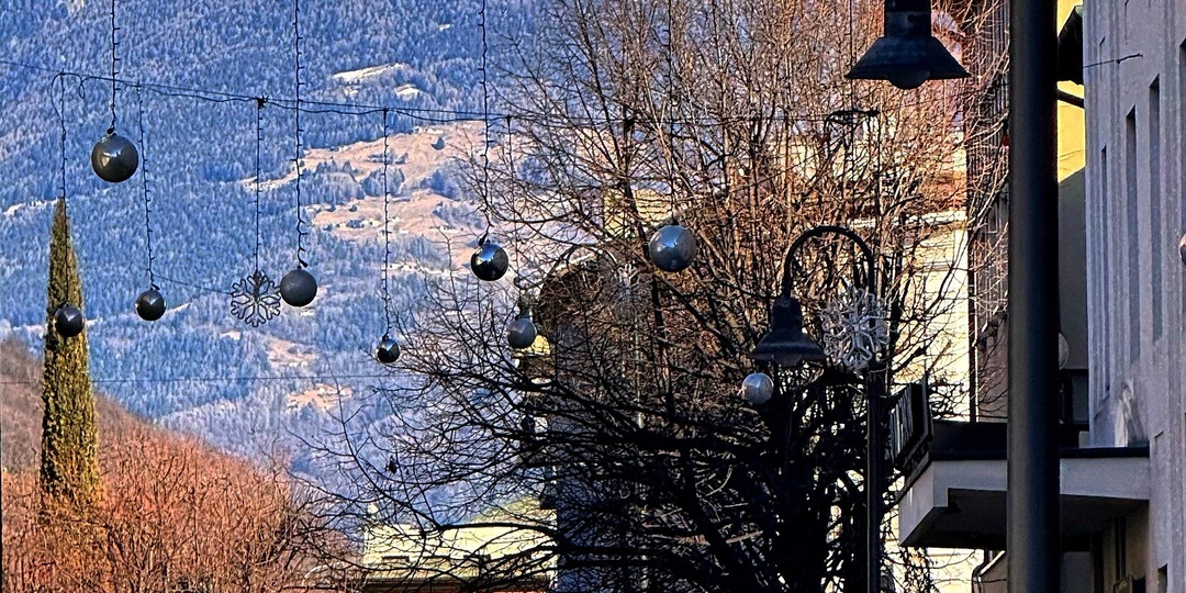 Италия: Тирано, провинция Сондрио , куда проложена железнодорожная дорога Юнеско из Швейцарии