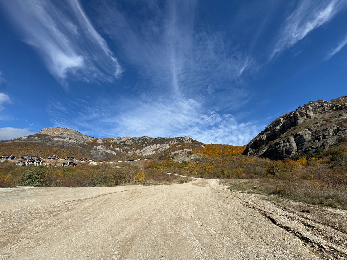 А это начало маршрута через седло, которое мы и описываем в этой статье. Слева коттеджный посёлок LUCHI.