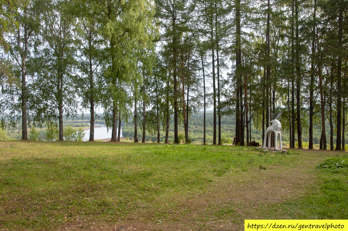  Вятское городище располагается на Вятском холме и сейчас выглядит так.