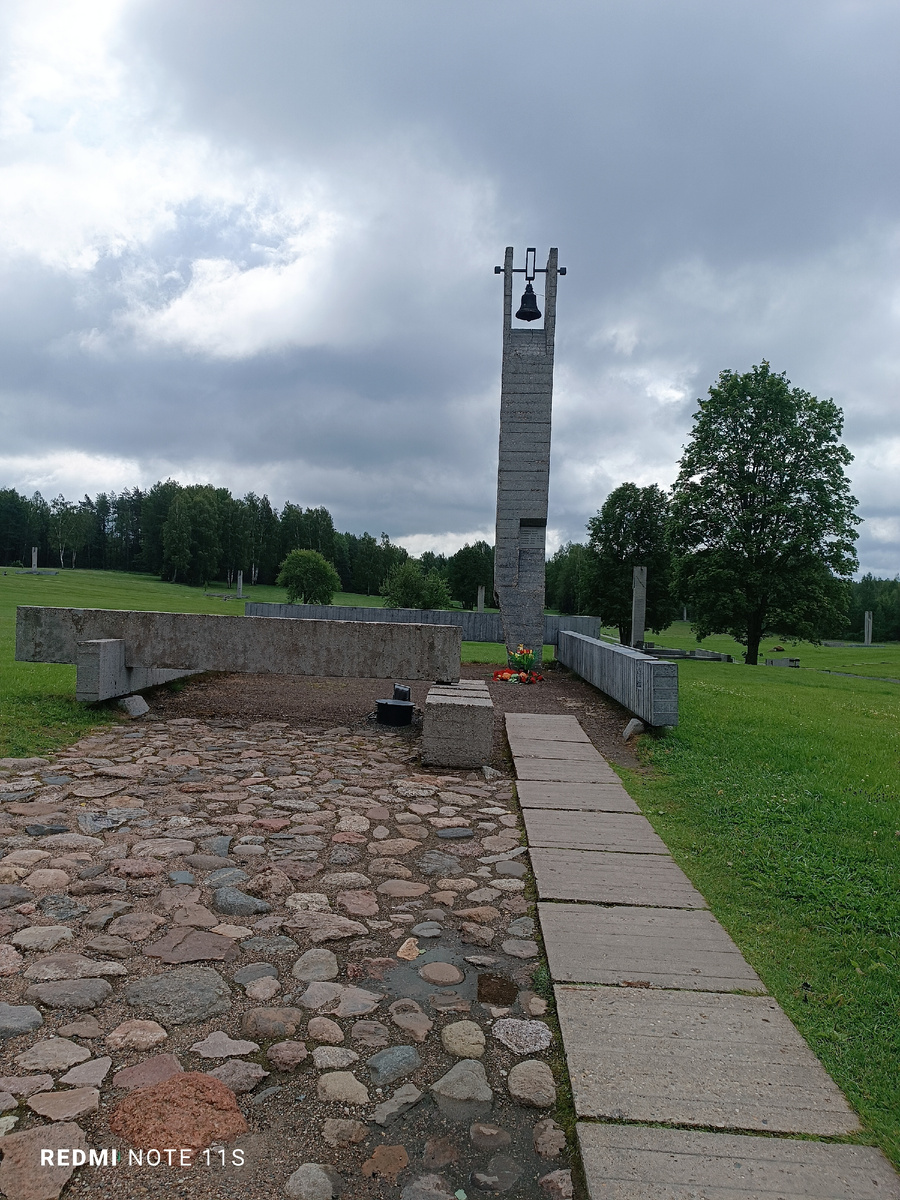 Эти колокола на стилизиованных печных трубах звонят