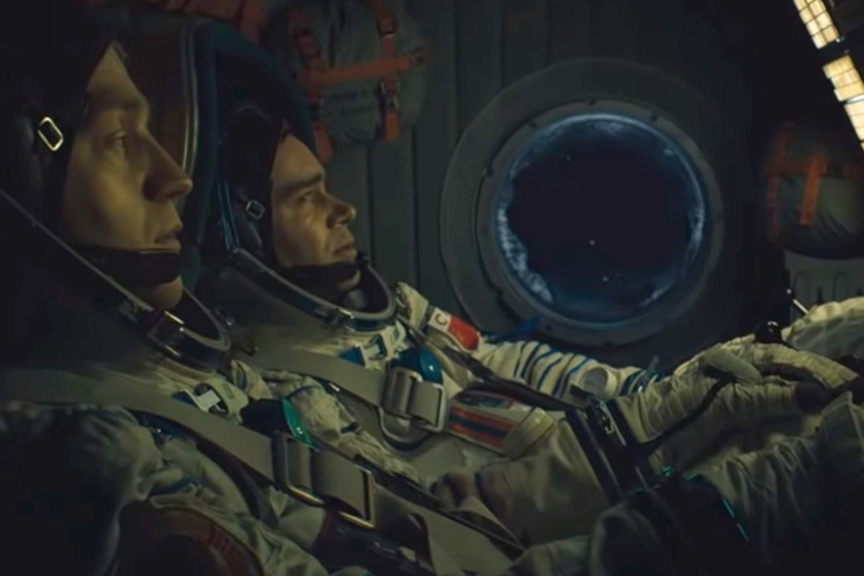 Так как "существо" попало на борт?