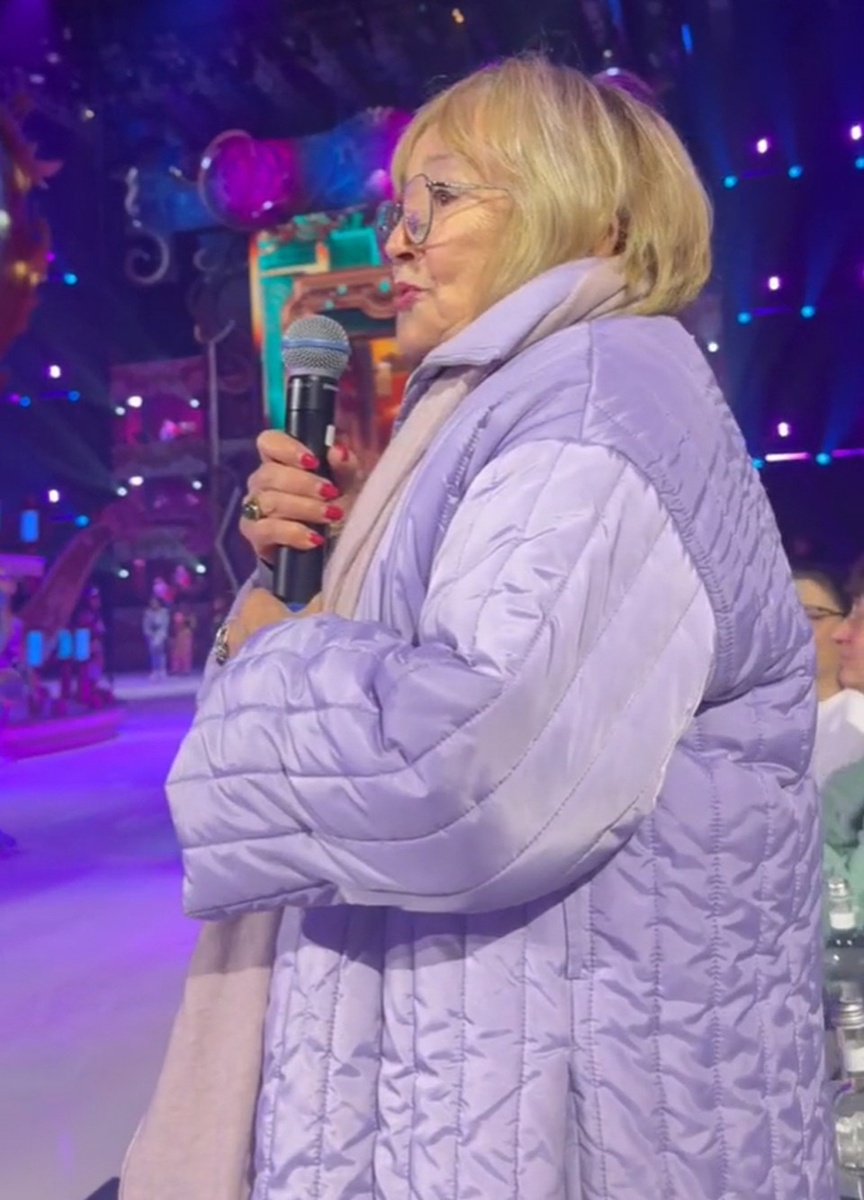    Валентина Борисовна поблагодарила Петра Чернышева за прекрасное шоу. Фото: кадр видео.