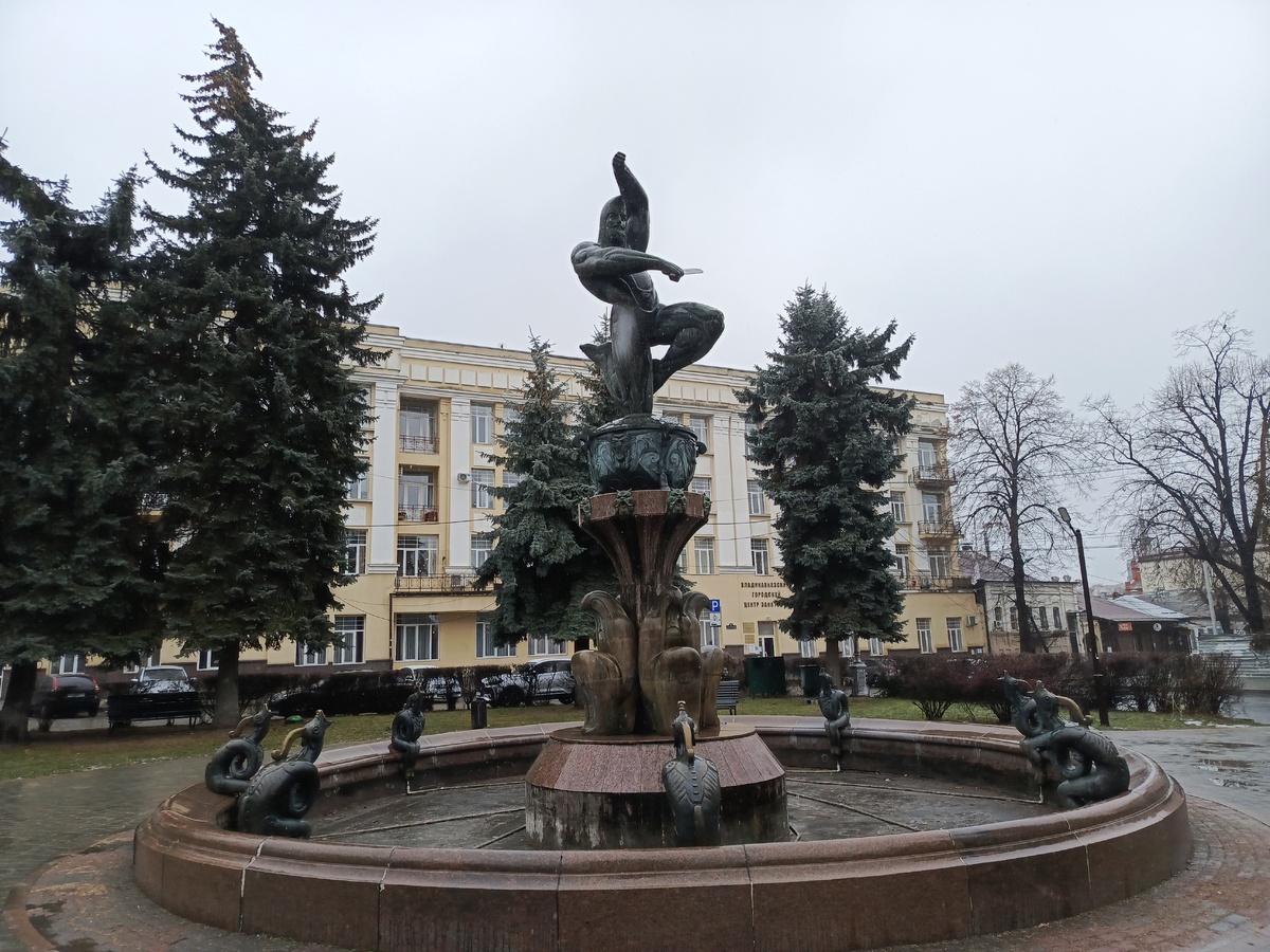 Фонтан "Танцующий Сослан на чаше Уацамонга".