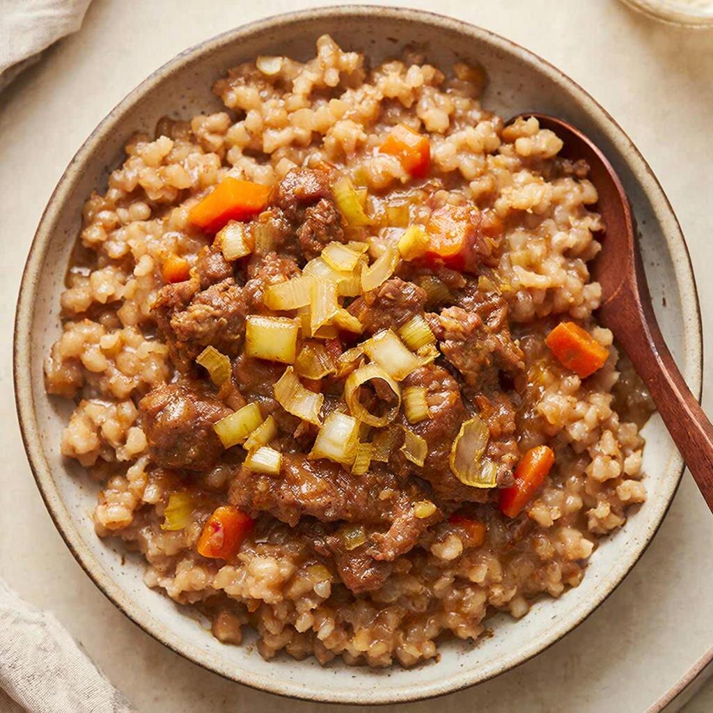 Сытное и ароматное блюдо: Гречка с тушенкой, луком и морковью – рецепт для души и желудка