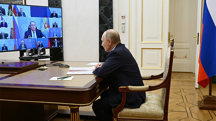    Совещание Владимира Путина с постоянными членами Совбеза в режиме видеоконференции. Фото: Kremlin.ru