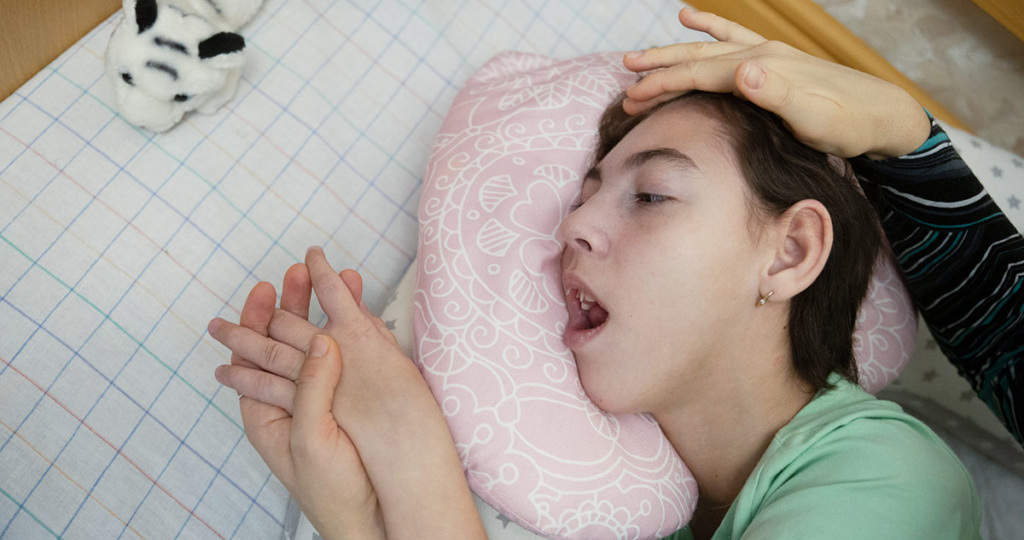 Люда не ходит и не говорит, но многое понимает и хочет общаться