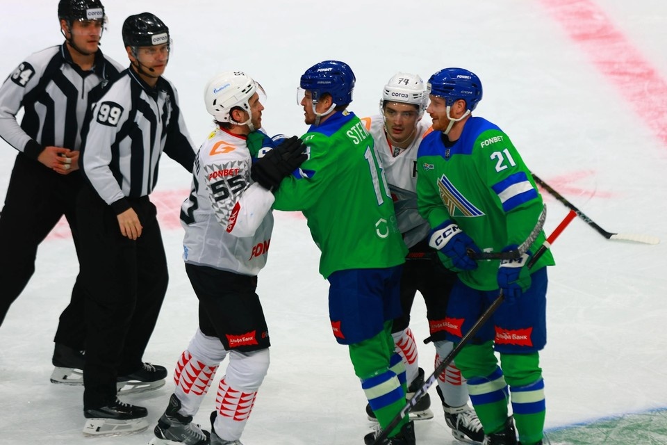    Салават Юлаев дома проиграл Авангарду 2:5 в матче КХЛ.