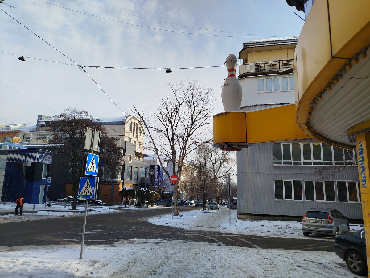 Перекрёсток улицы Постышева и проспекта Театрального.